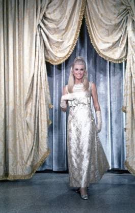 Doris Day smiling on the runway, modeling a full length gown with white gloves, with her long hair down, 1960s. Photo: Oscar Abolafia Everett Collection (DORISDAY18)OSAB001 J4149 PUBLICATIONXNOTxINxCANxCHNxFRAxITAxJPNxNORxPOLxRUSxESPxUKxUSA Copyright: xx OSAB001 J4149