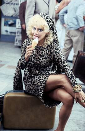 Judy Landers in a street scene, eating an ice cream cone, wearing a leopard dress and hat, 1970s. Photo: Oscar Abolafia Everett Collection (judylanders012)OSAB001 J4488 PUBLICATIONXNOTxINxCANxCHNxFRAxITAxJPNxNORxPOLxRUSxESPxUKxUSA Copyright: xx OSAB001 J4488