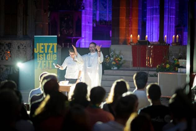 Musikgottesdienst Mysterion mit Electro-Chill-Music und Abendmahl am 08.06.2023 in der St. Lorenz Kirche beim Evangelischen Kirchentag in Nuernberg. (Foto li.: Anna-Nicole Heinrich, Praeses der EKD-Synode) Vom 7. bis 11. Juni werden etwa 100.000 Besucher in der mittelfraenkischen Stadt zum 38. Deutschen Evangelischen Kirchentag erwartet. Das groesste christliche Laientreffen in Deutschland findet in diesem Jahr unter der Losung Jetzt ist die Zeit statt. EDITORIAL USE ONLY