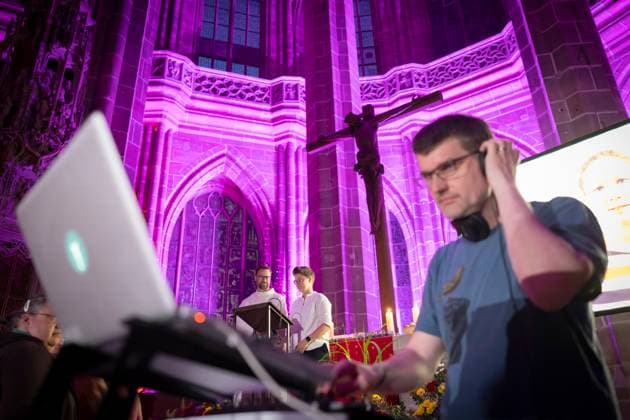 Musikgottesdienst Mysterion mit Electro-Chill-Music und Abendmahl am 08.06.2023 in der St. Lorenz Kirche beim Evangelischen Kirchentag in Nuernberg. (Foto Mitte: Anna-Nicole Heinrich, Praeses der EKD-Synode) Vom 7. bis 11. Juni werden etwa 100.000 Besucher in der mittelfraenkischen Stadt zum 38. Deutschen Evangelischen Kirchentag erwartet. Das groesste christliche Laientreffen in Deutschland findet in diesem Jahr unter der Losung Jetzt ist die Zeit statt. EDITORIAL USE ONLY