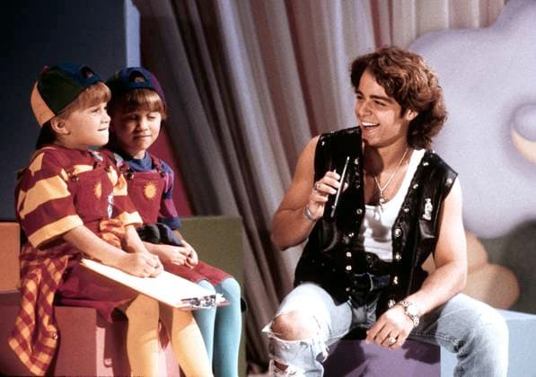 The Olsen Twins (Mary-Kate and Ashley Olsen) with Joey Lawrence on the set for the taping of their Video, Hollywood, CA, Apr 26, 1993. *Exclusive Photo* ph: Ron Wolfson Everett Collection (OlsenTwinsJoeyLawrence1)RWFA003 UW046 PUBLICATIONXNOTxINxCANxCHNxFRAxITAxJPNxNORxPOLxRUSxESPxUKxUSA Copyright: xx RWFA003 UW046