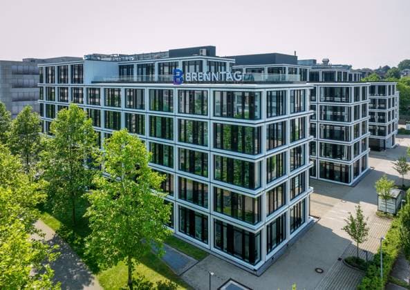 Creative Highlights World Essen, Nordrhein-Westfalen, Deutschland - Brenntag, Firmenlogo an der Fassade der Brenntag Hauptverwaltung, Die Brenntag SE ist die Dachgesellschaft der Brenntag-Gruppe. Das Unternehmen ist Weltmarktführer in der Distribution von Chemikalien und Inhaltsstoffen. News: Streit um Zerschlagung des Essener Dax-Konzerns. Showdown erwartet am 15. Juni auf der Hauptversammlung. Essen Nordrhein-Westfalen Deutschland *** Essen, North Rhine-Westphalia, Germany Brenntag, company logo on the facade of the Brenntag headquarters, Brenntag SE is the holding company of the Brenntag Group The company is the world market leader in the distribution of chemicals and ingredients News Dispute over the breakup of the Essen-based Dax Group Showdown expected