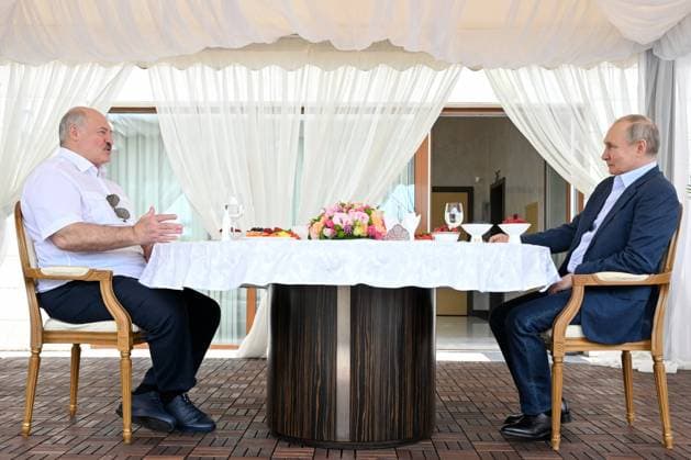 News Themen der Woche KW23 News Bilder des Tages RUSSIA, SOCHI - JUNE 9, 2023: Belarus President Alexander Lukashenko (L) and his Russian counterpart Vladimir Putin hold a meeting at the Bocharov Ruchei residence. Pavel Bednyakov POOL TASS  59699018