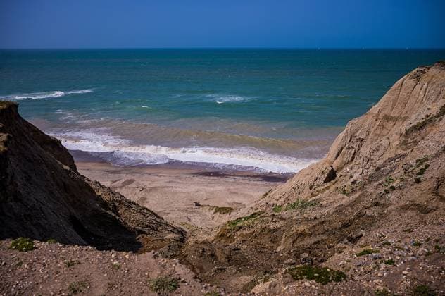 Creative Highlights World 25.05.2023, xovx, Reise, Dänemark - Reise Mai 2023 Steilküste am Leuchtturm Bovbjerg Fyr mit Blick auf die Nordsee, der Bovbjerg Fyr ist ein dänischer Leuchtturm an der Westküste Jütlands. Der Leuchtturm wurde 1877 erbaut. Obwohl er nur 26 m hoch ist, beträgt die Höhe des Feuers über dem Meeresspiegel 62 m, da der Leuchtturm auf Bovbjergs höchstem Punkt nahe einer Steilküste steht. Die markante rote Farbe sollte den Turm von den nahgelegenen Kirchtürmen in Ferring und Trans unterscheiden, welche schon vorher zur Orientierung der Seeleute dienten. Direkt westlich vom Turm steht ein Gedenkstein, der an die Besuche König Friedrichs VI. in den Jahren 1826 und 1830 erinnert. Die beiden Gebäude der ehemaligen Leuchtturmwärterwoh