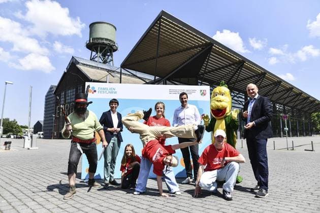 News Themen der Woche KW23 News Bilder des Tages Einladung MKJFGFI NRW 09.06.2023 - Familienministerin Josefine Paul und der Oberbürgermeister der Stadt Bochum, Thomas Eiskirch informieren über Einzelheiten des Familienfests des Landes Nordrhein-Westfalen *** NUR FÜR REDAKTIONELLE ZWECKE *** EDITORIAL USE ONLY ***<p>Familienministerin Josefine Paul (2.v.l.), der Oberbürgermeister der Stadt Bochum, Thomas Eiskirch (6.v.l.) und Andreas Kuchajda (Geschäftsführer der Bochumer Veranstaltungs-GmbH werben am Freitag, 09. Juni 2023 für das Familienfest des Landes Nordrhein- Westfalen vor der Jahrhunderthalle in Bochum. Das Familienfest findet am 18.Juni 2023 statt. Deutschland NRW Bochum Copyright: VladimirxWegener *** Invitation MKJFGFI NRW 09 06 2023 Family Minister Josefine Paul and Copyright: VladimirxWegener doc7qkjgfgp8iq12zqa1a8b ,EDITORIAL USE ONLY