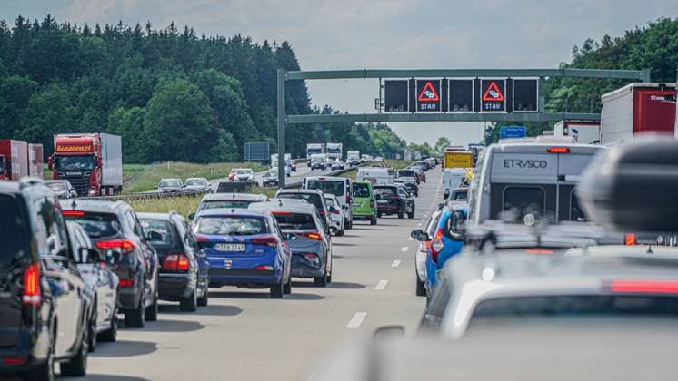 09.06.2023; Autobahn München, Bayern, Deutschland, Europa - Symbolbild für Stau, Wochenendverkehr, Urlaubsverkehr, Verkehrsstockung, Verkehrskollaps, Verkehrshindernis, Wochenendstau, Reiseverkehr am Wochenende, Wochenendreisewelle, Wochenendaufkommen im Verkehr, Ferienverkehr, Verkehrsaufkommen während der Ferienzeit, Verkehrsbelastung während der Urlaubszeit, Verkehrswelle in den Ferien, Unfallgasse, Rettungsgasse, Notfallgasse, Gassenbildung, Bildung einer Rettungsgasse, Notfallspur, Baustellen Autobahn, Straßenbaustelle, Verkehrsbauarbeiten, Bauarbeiten auf der Autobahn, Baustellenverkehr, Verkehrseinschränkungen durch Baustellen, Verkehrsführung bei Baustellen, Behinderungen durch Baustellen, Bauzone, Baumaßnahmen, Autobahnins