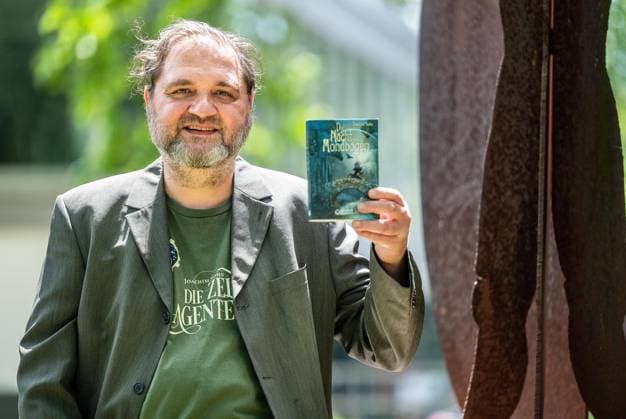 Entertainment Themen der Woche KW23 Entertainment Bilder des Tages Autor Joachim Sohn in Oberhausen *** NUR FÜR REDAKTIONELLE ZWECKE *** EDITORIAL USE ONLY ***<p>Der Autor Joachim Sohn stellt am Freitag, 09.06.2023, seinen neuen Fantasy-Roman Die Nacht des Mondbogens in Oberhausen vor. Hauptberuflich arbeitet der 55-Jährige als Animation Director in einer Werbeagentur. Deutschland NRW Oberhausen Copyright: MartinxMöller *** Author Joachim Sohn in Oberhausen ONLY FOR EDITORIAL PURPOSES EDITORIAL USE ONLY p The author Joachim Sohn presents on Friday, 09 06 2023, his new fantasy novel The Night of the Moonbow in Oberhausen Mainly the 55 year old works as an animation director in an advertising agency Germany NRW Oberhausen Copyright MartinxMöller Copyright: MartinxMöller doc7qkkt6k9u521ml2v9k7r ,EDITORIAL USE ONLY