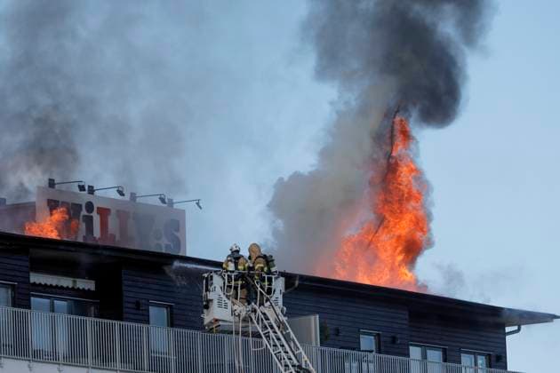 News Themen der Woche KW23 News Bilder des Tages Landvetter 20230609 Det brinner högst upp i ett lägenhetshus i Landvetter öster om Göteborg. Enligt räddningstjänsten handlar det om en fullt utvecklad brand. Landvetter x9200x *** Landvetter 20230609 There is a fire at the top of an apartment building in Landvetter east of Gothenburg According to the emergency services it is a fully developed fire Landvetter x9200x  Copyright: xAdamxIhse TTx LANDVETTERBRAND TTABB0000000000193243