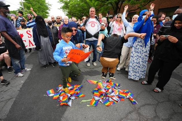 News Bilder des Tages June 9, 2023, Ottawa, ON, CANADA: Children are encouraged to step on Pride flags during a protest against Pride in Ottawa, Friday, June 9, 2023. Ottawa CANADA  - ZUMAc35_ 20230609_zaf_c35_032 Copyright: xSeanxKilpatrickx
