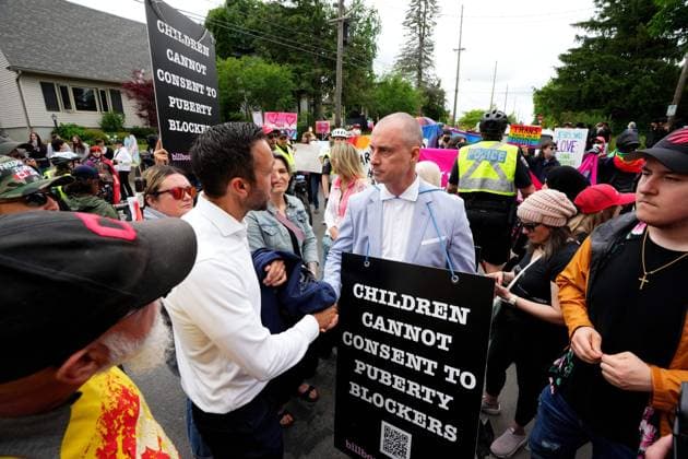 June 9, 2023, Ottawa, ON, CANADA: Chris Elston, centre, also called Billboard Chris , shakes hands with former Member of Parliament Derek Sloan, left, during a protest against Pride in Ottawa, Friday, June 9, 2023. Ottawa CANADA - ZUMAc35_ 20230609_zaf_c35_076 Copyright: xSeanxKilpatrickx