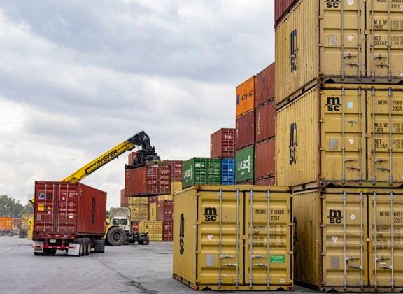 June 9, 2023, MONTREAL, PQ, CANADA: Shipping containers are off-loaded from trucks at a transloading and container storage facility in Montreal, Friday, June 9, 2023. MONTREAL CANADA  - ZUMAc35_ 20230609_zaf_c35_085 Copyright: xChristinnexMuschix