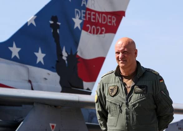 News Themen der Woche KW23 News Bilder des Tages Luftwaffen-Manöver Air Defender 2023 DEU, Deutschland, Schleswig-Holstein, Jagel, Air Defender 2023: Ingo Gerhartz, Generalleutnant und Inspekteur der Luftwaffe, steht kurz vor Beginn der multinationalen Großübung Air Defender 2023 auf dem Stützpunkt des Taktischen Luftwaffengeschwader 51 in Jagel. Im Hintergrund ist auf einem Tornado-Kampfflugzeugs der deutschen Luftwaffe der Name der Großübung zu sehen. Unter deutscher Führung trainieren insgesamt 25 Nationen die größte Übung zur Verlegung von Luftstreitkräften der Nordatlantikpakt-Organisation (NATO) in der Geschichte des Bündnisses. Rund 10.000 Soldatinnen und Soldaten nehmen an der Übung teil. Jagel Schleswig-Holstein Deutschland *** Air Force Maneuver Air Defender 2023 DEU, Germany,