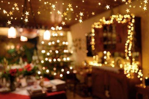 A bokeh photo of the festive living room s lights with a Christmas tree, decorations, a served table, and fairy lights *** einer bokeh Foto des der festlich Wohnen Zimmer S&P Lichter mit einer Weihnachten tree, decorations, einer angerichtet table, und Elfe Lichter 9705638 RECORD DATE NOT STATED