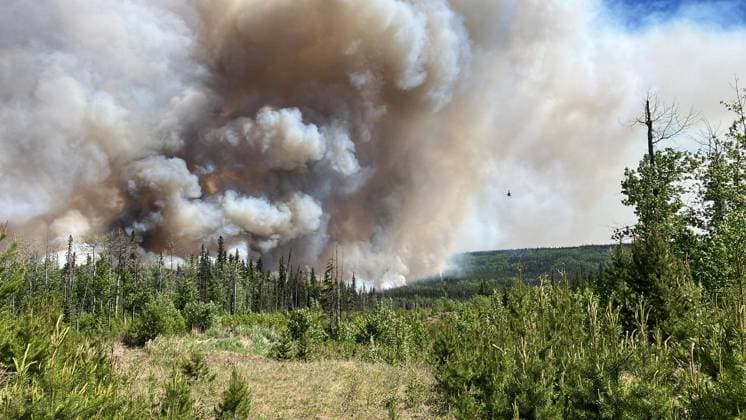 Bilder des Jahres 2023, News June 06 News Themen der Woche KW23 News Bilder des Tages (230609) -- BRITISH COLUMBIA (CANADA), June 9, 2023 -- An aircraft flies over wildfires near the West Kiskatinaw River in British Columbia, Canada, on June 8, 2023. With more than nine million acres of land burnt, over 20,000 residents evacuated and at least 400 fires still active, half of which are believed out of control, a staggering series of figures revealed on Wednesday by Canadian Minister of Emergency Preparedness Bill Blair showed that the country is facing an unprecedented battle against the raging wildfires. There were ten new wildfires burning in Canada on Friday, bringing the total number of wildfires in the country so far this year to 2,405, the Canadian Interagency Forest Fire Centre said. ( Handout via Xinhua) CANADA-BRITIS 
