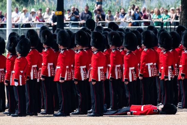 Bilder des Jahres 2023, Entertainment June 06 Entertainment Themen der Woche KW23 Entertainment Bilder des Tages The Colonel s Review - Saturday 10 June - Horse Guards Parade, London A member of The Household Division faints from the 30C heat at The Colonel s Review at Horse Guards Parade, London, England, UK on Saturday 10 June, 2023. It is the last rehearsal before The King s Birthday Parade on the 17th June and the first King s Birthday Parade for 70 years., Credit:Justin Ng Avalon UK, England, London, Horse Guards Parade  Copyright: xJustinxNgx xAvalonx 0782591102