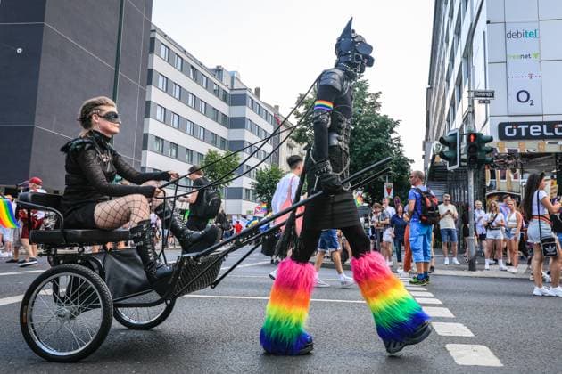 Bilder des Jahres 2023, News June 06 News Themen der Woche KW23 News Bilder des Tages 20th anniversary Christopher Street Day and Pride march, Düsseldorf, Ggermany Düsseldorf, Germany, 10th June 2023. Members of the fetish community join in the march. Several thousand participants, revellers from the LGBT+ communities, as well as many friends, families and sympathisers, take part in the 20th anniversary Christopher Street Day march, followed by festivities and parties in the NRW capital. CSD also incorporates Düsseldorf Pride. This year s motto is Gemeinsam Lohnt Sich (together it s worthwhile)., Credit:Imageplotter Avalon  Copyright: xImageplotterx xAvalonx 0782595042