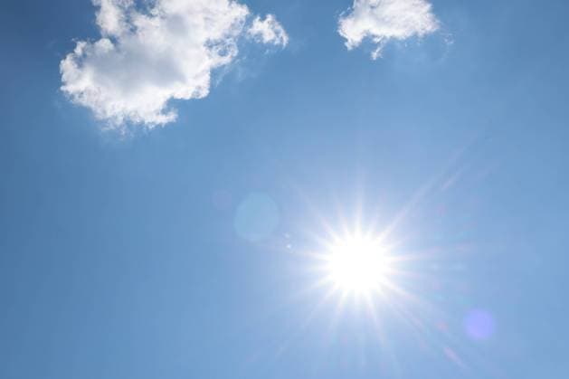 Traumhaftes Fruehlingswetter (Frühlingswetter) mit sehr warmen Temperaturen. Die Sonne strahlt vom blauen Himmel wie hier ueber (über) Siegen. Fruehling im Siegerland am 10.06.2023 in Siegen Deutschland. *** Dreamlike spring weather Spring weather with very warm temperatures The sun shines from the blue sky like here over Siegen Spring in the Siegerland on 10 06 2023 in Siegen Germany