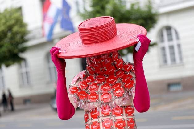 News Themen der Woche KW23 News Bilder des Tages LGBTQ+ Pride parade in Zagreb, Croatia Woman in dress made of condoms take part in the annual LGBTQ+ Pride parade in Zagreb, Croatia, on June 10, 2023. MatijaxHabljak PIXSELL