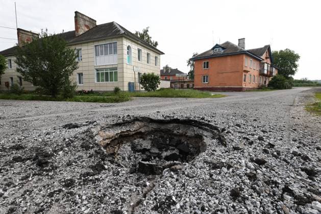 News Themen der Woche KW23 RUSSIA, BELGOROD REGION - JUNE 10, 2023: A shell crater is pictured in Sadovaya Street in the town of Shebekino. According to Belgorod Region Governor Vyacheslav Gladkov, more than 100 shells were fired at the region by the Ukrainian Armed Forces within the last 24 hours. Alexander Ryumin TASS  59726626