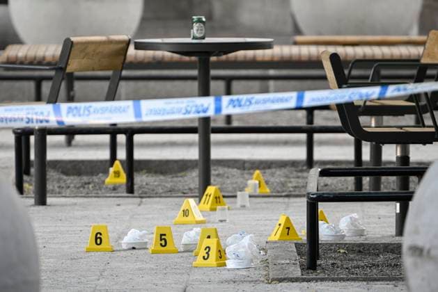 News Themen der Woche KW23 News Bilder des Tages STOCKHOLM 20230610 Polis och avspärrningar efter att fyra personer hittats med skottskador i Farsta i södra Stockholm pa lördagen. Tva personer hittades utanför tunnelbanestationen och tva hittades i närheten av centrum. Stockholm Sverige x10040x *** STOCKHOLM 20230610 Police and cordons after four people were found with gunshot wounds in Farsta in southern Stockholm on Saturday Two people were found outside the subway station and two were found near the city center Stockholm Sweden x10040x  Copyright: xAndersxWiklund TTx SKJUTNING FARSTA TTABB0000000000193607