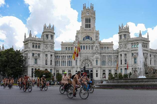 Bilder des Jahres 2023, News June 06 News Themen der Woche KW23 News Bilder des Tages June 10, 2023, Madrid, Spain: (EDITOR S NOTE: Image contains nudity) .A group of naked protesters on bicycles ride through the Plaza de Cibeles during the demonstration. The 20th edition of the Nudist March was held through the streets of downtown Madrid. For yet another year, the objective has been to claim sustainable mobility, fun, friendly and safe city for bicycles. Madrid Spain - ZUMAs197 20230610_zaa_s197_073 Copyright: xDavidxCanalesx