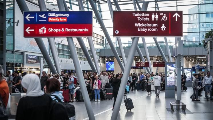 News Themen der Woche KW23 News Bilder des Tages 11.06.2023; Airport Düsseldorf, Nordrhein Westfalen, Deutschland Europa - Impressionen am Flughafen - Warteschlangen am Check-In im Terminal und genervte Urlauber Gepäckabgabe, Flugsteig, Flugzeug, Abflug, Ankunft, Flugplan, Reisevorbereitung, Flughafenpersonal, Gate, Verspätung, Reisegruppe, Passkontrolle, Zollkontrolle, Gepäckband, Flughafenlounge, Duty-Free-Shop, Sicherheitspersonal, Boarding-Prozess, Flughafenbus, Rolltreppe, Gepäckwagen, Flugreisender, Reisegepäck, Reisepasskontrolle, Flugverspätung, Terminalgebäude, Passagierabfertigung, Flugziel, Flughafenterminal, Anzeigetafel, Reise, Flugreise *** 11 06 2023 Airport Düsseldorf, North Rhine-Westphalia, Germany Europe Impressions at the airport Queues at the check in in the