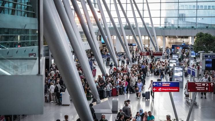 11.06.2023; Airport Düsseldorf, Nordrhein Westfalen, Deutschland Europa - Impressionen am Flughafen - Warteschlangen am Check-In im Terminal und genervte Urlauber Gepäckabgabe, Flugsteig, Flugzeug, Abflug, Ankunft, Flugplan, Reisevorbereitung, Flughafenpersonal, Gate, Verspätung, Reisegruppe, Passkontrolle, Zollkontrolle, Gepäckband, Flughafenlounge, Duty-Free-Shop, Sicherheitspersonal, Boarding-Prozess, Flughafenbus, Rolltreppe, Gepäckwagen, Flugreisender, Reisegepäck, Reisepasskontrolle, Flugverspätung, Terminalgebäude, Passagierabfertigung, Flugziel, Flughafenterminal, Anzeigetafel, Reise, Flugreise *** 11 06 2023 Airport Düsseldorf, North Rhine-Westphalia, Germany Europe Impressions at the airport Queues at the check in in the