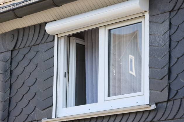 Fruehling (Frühling) im Siegerland. Das Wochenende ist sehr warm. Fenster in einem Haus wurden geoeffnet (geöffnet) um am Morgen die Wohnung zu lueften (lüften). Auch die kommenden Tage sollen warm werden. Fruehling im Siegerland am 11.06.2023 in Siegen Deutschland. *** Fruehling Frühling im Siegerland The weekend is very warm Windows in a house were opened to air the apartment in the morning Also the coming days should be warm Fruehling im Siegerland on 11 06 2023 in Siegen Germany