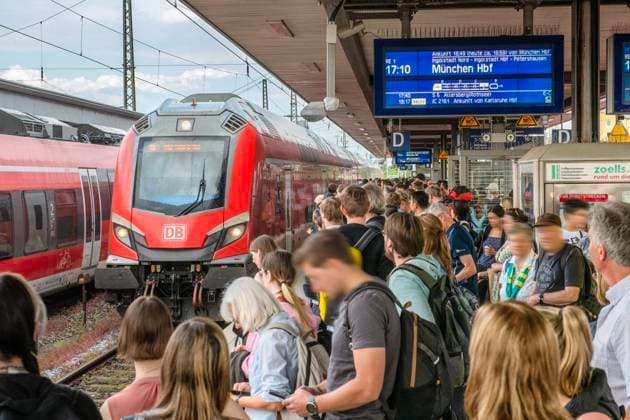 Regionalexpress nach München bei der Einfahrt in den Nürnberger Hauptbahnhof, viele Bahnreisende am Bahnsteig, Nürnberg, 09.06.2023 Deutschland, Nürnberg, 9. Juni 2023, Regionalexpress RE1 nach München bei der Einfahrt in den Nürnberger Hauptbahnhof, viele Reisende warten am Bahnsteig, viele nutzen das preiswerte Deutschlandticket für den Regionalverkehr, Abfahrt Freitagnachmittag um 17:10 Uhr, einige Reisende davon reisen heim vom Evangelischen Kirchentag, Deutsche Bahn, Bahnverkehr, Verkehr, Bayern