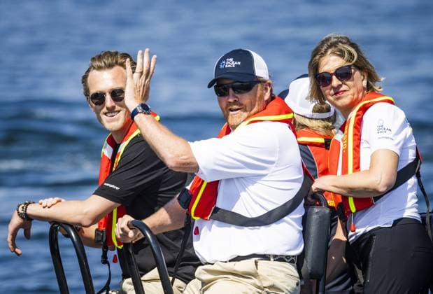Entertainment Themen der Woche KW23 Entertainment Bilder des Tages SCHEVENINGEN - King Willem-Alexander and Queen Maxima visit the Dutch Team JAJO led by Jelmer van Beek. The team competed in the VO65 class of The Ocean Race. ANP JEFFREY GROENEWEG netherlands out - belgium out  Copyright: xx x471374775x originalFilename: 471374775.jpg
