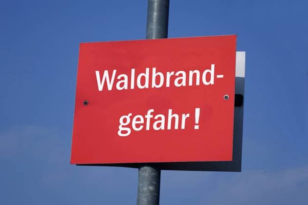 Schild Waldbrandgefahr Schild Waldbrandgefahr, 11.06.2023, Jüterbog, Brandenburg, Auf einem roten Schild steht der Schriftzug Waldbrandgefahr. *** Sign forest fire danger Sign forest fire danger, 11 06 2023, Jüterbog, Brandenburg, On a red sign is the writing forest fire danger