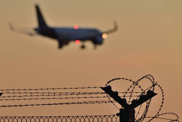 11.6.2023 Abschiebung Symbol, Asyl und Abschottung Stacheldrahtbewehrte Zäune, darüber ein Flugzeug. Frankfurt am Main Fraport Hessen Deutschland *** 11 6 2023 deportation symbol, asylum and isolation barbed wire fences, above an airplane Frankfurt am Main Fraport Hessen Germany