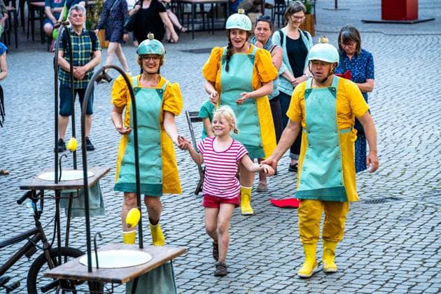 News Themen der Woche KW23 LA STRADA 2023, Internationales Festival der Straßenkünste in Bremen 11.06.2023, Domshof, Die zärtliche Kunst des Händewaschens, Die Sisters of Soap Bremen Bremen Deutschland *** LA STRADA 2023, International Festival of Street Arts in Bremen 11 06 2023, Domshof, The Tender Art of Hand Washing, The Sisters of Soap Bremen Germany LaStrada 11.06.23 LR-1590