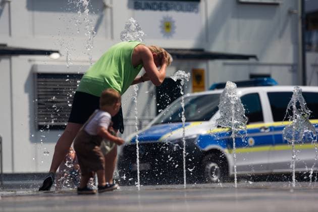 News Themen der Woche KW23 Heatwave In Cologne A man is cooling his head in the water fountain behind the Cologne Central Station in Cologne, Germany on June 11, 2023 as the temperature reaches 30 degrees Celsius Cologne Germany  Copyright: xYingxTangx originalFilename: tang-notitle230611_np4Ix.jpg