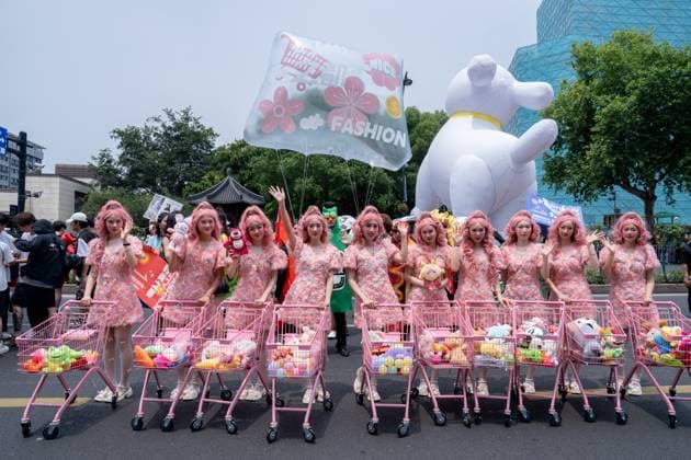 News Themen der Woche KW23 HANGZHOU, CHINA - JUNE 11: People attend the Wulin Parade, one of the largest cultural extravaganzas, to welcome the Asian Games on June 11, 2023 in Hangzhou, Zhejiang Province of China. The Asian Games will take place in Hangzhou from September 23 to October 8.  Copyright: xVCGx 111440673562