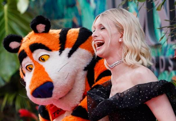 Bilder des Jahres 2023, Entertainment June 06 Entertainment Themen der Woche KW23 Entertainment Bilder des Tages Dylan Mulvaney and Tony the Tiger arrive on the red carpet at The 76th Annual Tony Awards at United Palace Theatre on June 11, 2023 in New York City.  NYP20230611166 JOHNxANGELILLO