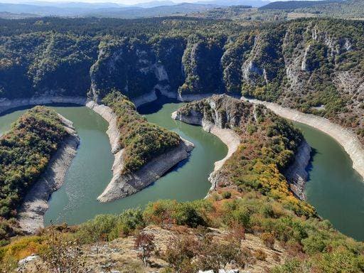 A high-angle view of the beautiful Canyon river meander Uvac in Serbia *** einer hohe Winkel Ansicht des der Schönes Felsschlucht Fluß Mäander Uvac ÊIn Serbien 9740840 RECORD DATE NOT STATED