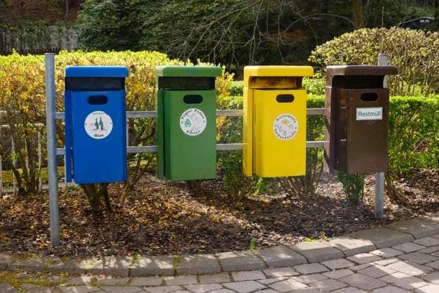 Abfallbehälter zur Mülltrennung, Bad Harzburg, Harz, Niedersachsen, Deutschland, Europa *** Litter bins to Waste separation, Bathroom Harzburg, Resin, Lower Saxony, Germany, Europe Copyright: imageBROKER/WilfriedxWirth ibldwh09332042.jpg