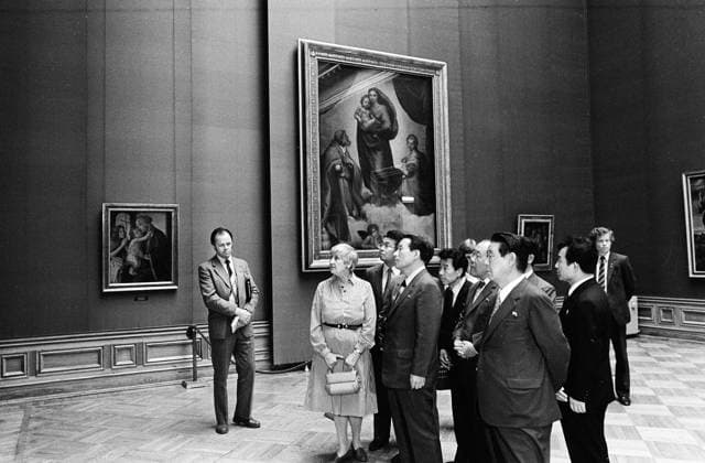 DDR, Sachsen, historisch, Politik, Politiker, politische Institutionen, Staatsbesuche: Bezirk Dresden Bad Schandau Sächsische Schweiz, Besuch von Kim II Sung, Partei- und Staatschef der Koreanischen Demokratischen Volksrepublik (KDVR Nordkorea), Delegation beim Besuch in der Gemäldegalerie Alte Meister , vor der Sixtinischen Madonna von Raffael. Berichte in Sächsische Zeitung am 05.06.1984 zum Großes Interesse für die berühmten Kunstschätze. KDVR-Delegation besuchte am Sonnabend den Zwinger und die Galerie Alte Meister - Eintragung ins Gästebuch ... ! ACHTUNG Aufnahmedatum laut Beschriftung *** GDR, Saxony, historical, Policy, Politicians, political Institutions, State visits District Dresden Bathroom Schandau Saxo Copyright: xSZ Hans-DieterxOpitzx 0000010201540200 ! ACHTUNG Aufnahmedatum laut Beschriftung