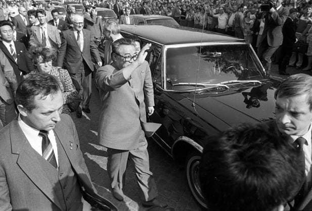 DDR, Sachsen, historisch, Politik, Politiker, politische Institutionen, Staatsbesuche: Bezirk Dresden Bad Schandau Sächsische Schweiz, Besuch von Kim II Sung, Partei- und Staatschef der Koreanischen Demokratischen Volksrepublik (KDVR Nordkorea), vor Verabschiedung am Bahnhof in Bad Schandau, winkt den Menschen Zuschauern. Berichte in Sächsische Zeitung am 05.06.1984 Bildtext: Vor dem Bahnhof wurde Kim II Sung, den Horst Sindermann und Hans Modrow begleiteten, von Tausenden herzlich verabschiedet. ! ACHTUNG Aufnahmedatum laut Beschriftung *** GDR, Saxony, historical, Policy, Politicians, political Institutions, State visits District Dresden Bathroom Schandau Saxon Switzerland, Visit from Kim II Sung, Party and Head Copyright: xSZ Hans-DieterxOpitzx 0000010201540202 ! ACHTUNG Aufnahmedatum laut Beschriftung
