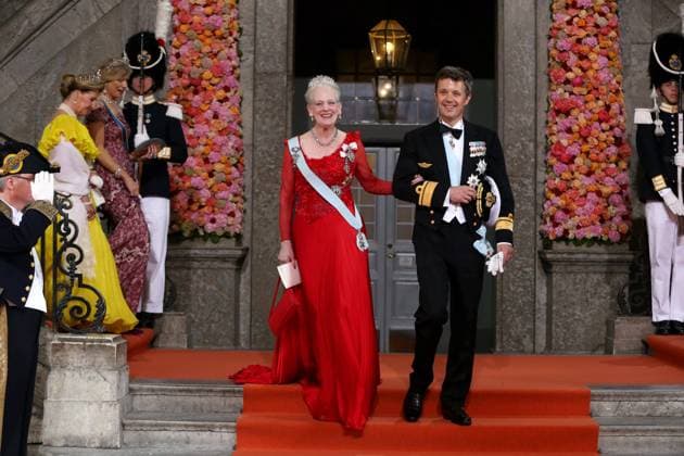 STOCKHOLM 20150613 Drottning Margrethe och kronprins Frederik av Danmark lämnar Slottskyrkan i Stockholm efter vigseln mellan prins Carl Philip och Sofia Hellqvist. STOCKHOLM SVERIGE x1037x *** STOCKHOLM 20150613 Queen Margrethe and Crown Prince Frederik of Denmark leave Stockholm Palace Church after the wedding of Prince Carl Philip and Sofia Hellqvist STOCKHOLM SWEDEN x1037x  Copyright: xSörenxAndersson TTx CARL PHILIP BRÖLLOP KYRKAN