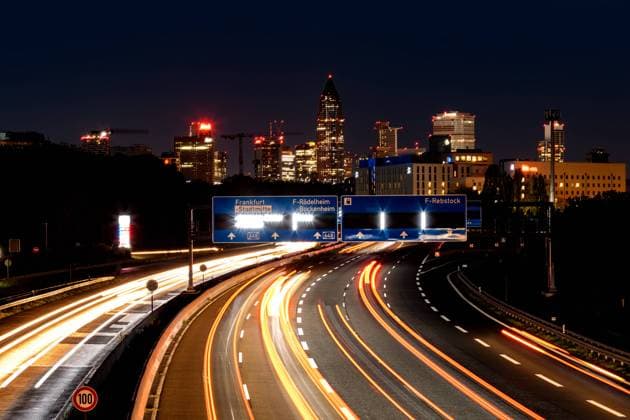 IMAGO Creative, Urban Lifestyle Frankfurt am Main city highway at night. Frankfurt am Main city highway at night. Long exposure of the street. Light beams from the cars. frankfurt_B97A4130