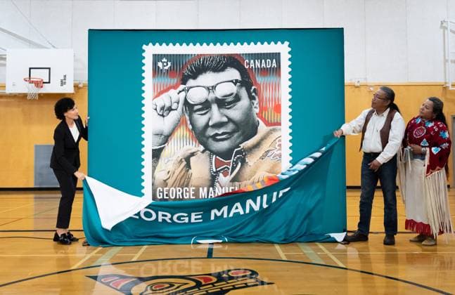 Kanada, George Manuel Jr in British Columbia mit Briefmarke geehrt June 12, 2023, NORTH VANCOUVER, BC, CANADA: Susan Margles, Left, Chief People and Safety Officer at Canada Post, George Manuel Jr., and Doreen Manuel, both children of George Manuel unveil a memorial Canada Post stamp for their father, part of a three stamp series to pay tribute to indigenous leaders and activists in North Vancouver, B.C., on Monday, June 12, 2023. NORTH VANCOUVER CANADA  - ZUMAc35_ 20230612_zaf_c35_069 Copyright: xEthanxCairnsx
