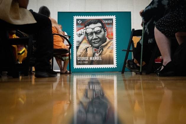 Kanada, George Manuel Jr in British Columbia mit Briefmarke geehrt June 12, 2023, NORTH VANCOUVER, BC, CANADA: A memorial Canada Post stamp for George Manuel, part of a three stamp series to pay tribute to indigenous leaders and activists, is unveiled in North Vancouver, B.C., on Monday, June 12, 2023. NORTH VANCOUVER CANADA  - ZUMAc35_ 20230612_zaf_c35_067 Copyright: xEthanxCairnsx