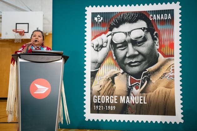 Kanada, George Manuel Jr in British Columbia mit Briefmarke geehrt June 12, 2023, NORTH VANCOUVER, BC, CANADA: Doreen Manuel, daughter of George Manuel speaks at the unveiling of a memorial Canada Post stamp for their father, part of a three stamp series to pay tribute to indigenous leaders and activists in North Vancouver, B.C., on Monday, June 12, 2023. NORTH VANCOUVER CANADA  - ZUMAc35_ 20230612_zaf_c35_072 Copyright: xEthanxCairnsx