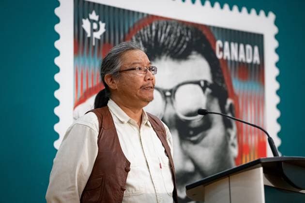 Kanada, George Manuel Jr in British Columbia mit Briefmarke geehrt June 12, 2023, NORTH VANCOUVER, BC, CANADA: George Manuel Jr., son of George Manuel speaks at the unveiling of a memorial Canada Post stamp for their father, part of a three stamp series to pay tribute to indigenous leaders and activists in North Vancouver, B.C., on Monday, June 12, 2023. NORTH VANCOUVER CANADA  - ZUMAc35_ 20230612_zaf_c35_075 Copyright: xEthanxCairnsx