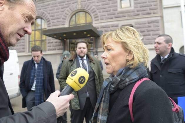 STOCKHOLM 20151125 TTs reporter Owe Nilsson intervjuar Beatrice Ask som är pa väg in till Rosenbad för att diskutera skärpt lagstiftning mot terrorism. STOCKHOLM SVERIGE x10080x *** STOCKHOLM 20151125 TT reporter Owe Nilsson interviews Beatrice Ask who is on her way to Rosenbad to discuss stricter legislation against terrorism STOCKHOLM SWEDEN x10080x  Copyright: xFredrikxSandberg TTx TERRORSAMTAL
