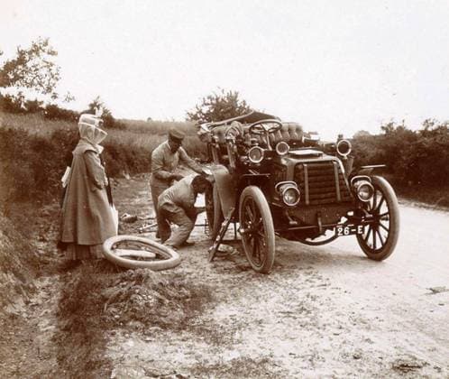 Geschichte des Automobil, Reifenwechsel eines Autos auf einer Landstraße, vermutlich in der Auvergne, 1903, Frankreich, digital restaurierte Reproduktion von einer Vorlage aus dem 19. 20. Jahrhundert 1f-4901775