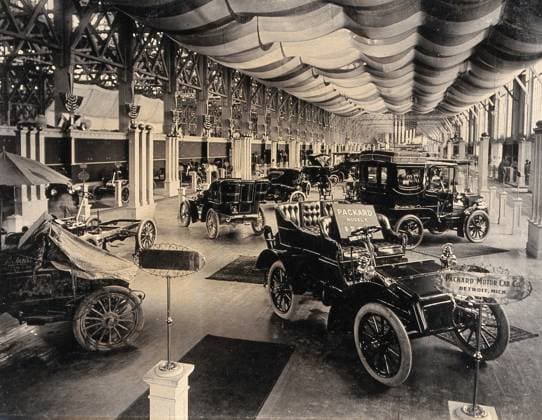 Geschichte des Automobil, Weltausstellung 1904, St. Louis, Missouri, eine Automobilausstellung mit Packard-Automobilen, digital restaurierte Reproduktion von einer Vorlage aus dem 19. 20. Jahrhundert 1f-4901782