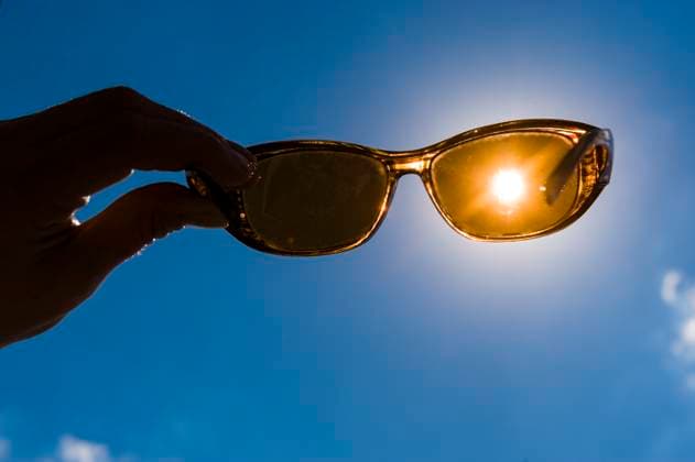 Sonnenschutz Sonne Sommer Hitze heiß glühend Dürre Trockenheit trocken Himmel Wärme Erwärmung Klima Klimaerwärmung Klimawandel extrem Extremwetter schützen Schutz vor der Sonne Sonnenstrahlung Sonnenschutz Sonnenbrille Hand Schatten Hand bedecken blenden Blendung Sonnenenergie 20230613ad154 Wadersloh Nordrhein-Westfalen NRW Deutschland Germany *** sun protection sun summer heat hot glowing drought drought dry sky heat warming climate climate change extreme extreme weather protect protection from the sun sun radiation sun protection sunglasses hand shadow hand cover glare glare sun energy 20230613ad154 Wadersloh Nordrhein Westfalen NRW Germany Germany Copyright: xAchimxDuwentästerx